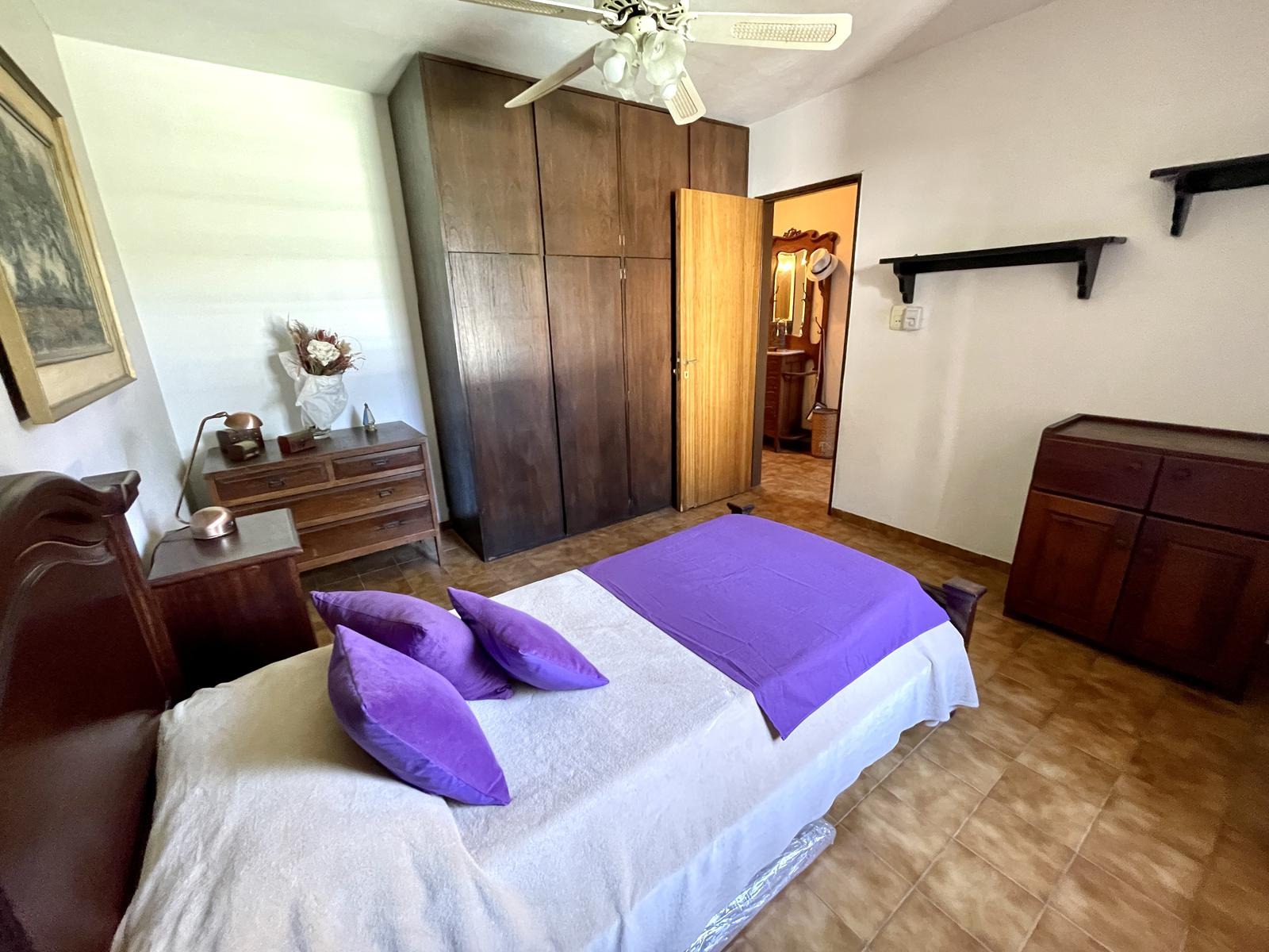 VENDO CASA 4 DORMITORIOS MAS ESCRITORIO. COCHERA PARA 2 AUTOS