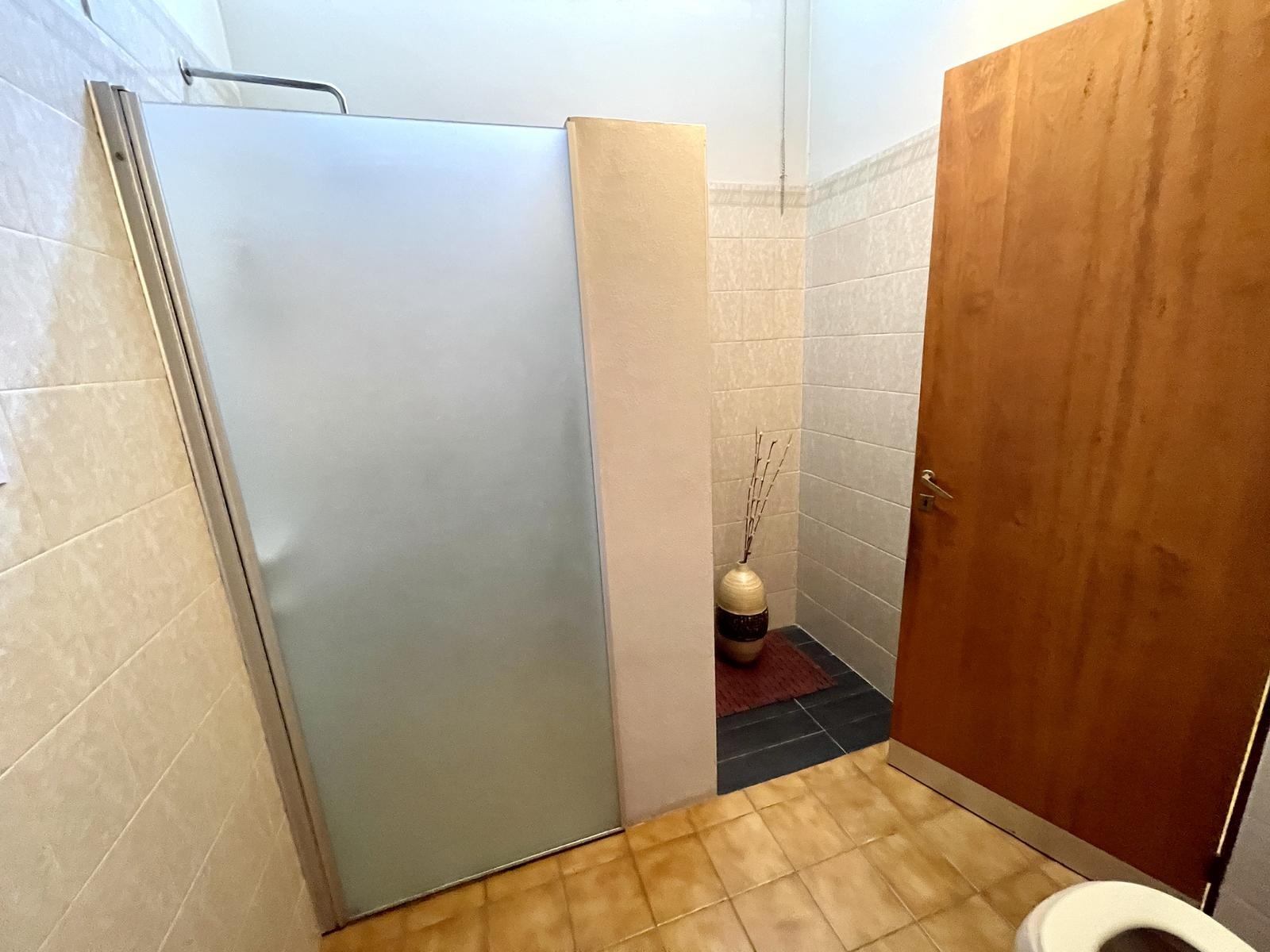 VENDO CASA 4 DORMITORIOS MAS ESCRITORIO. COCHERA PARA 2 AUTOS