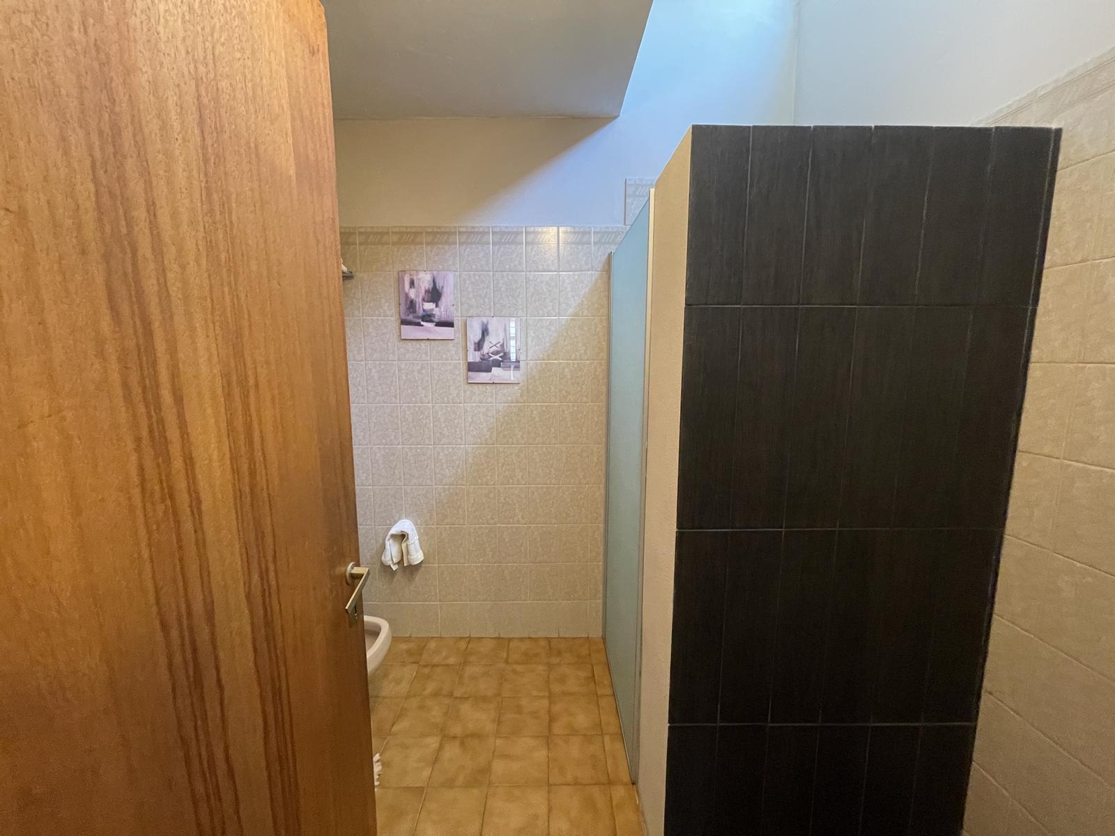 VENDO CASA 4 DORMITORIOS MAS ESCRITORIO. COCHERA PARA 2 AUTOS