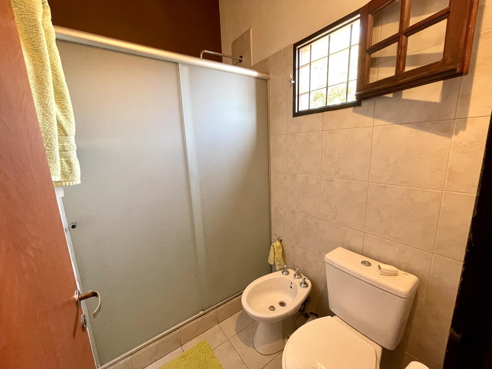 VENDO CASA 4 DORMITORIOS MAS ESCRITORIO. COCHERA PARA 2 AUTOS