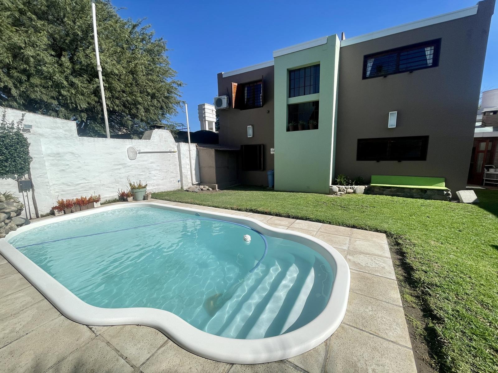 VENDO CASA 4 DORMITORIOS MAS ESCRITORIO. COCHERA PARA 2 AUTOS