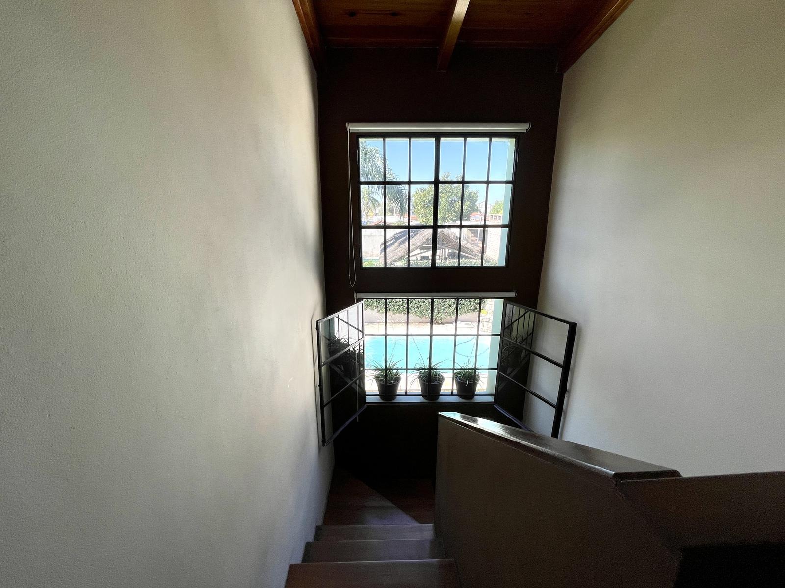 VENDO CASA 4 DORMITORIOS MAS ESCRITORIO. COCHERA PARA 2 AUTOS