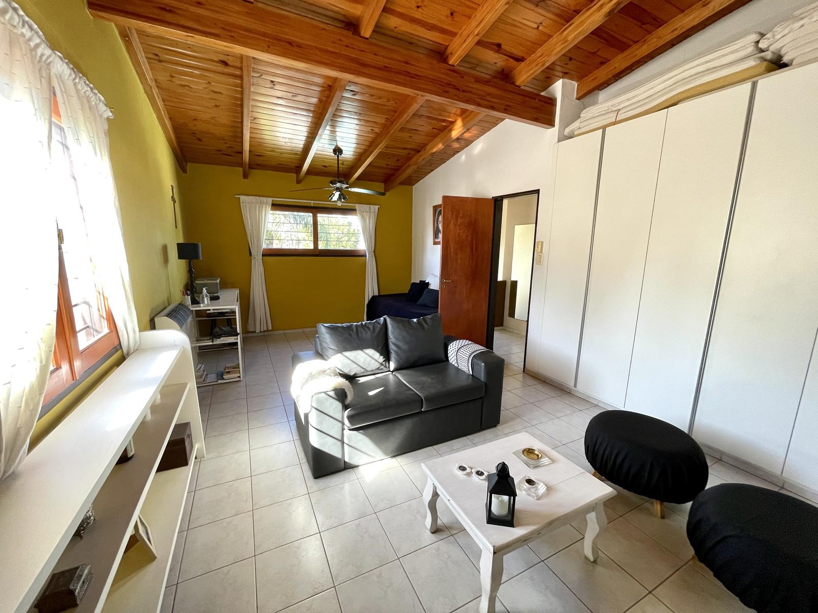 VENDO CASA 4 DORMITORIOS MAS ESCRITORIO. COCHERA PARA 2 AUTOS