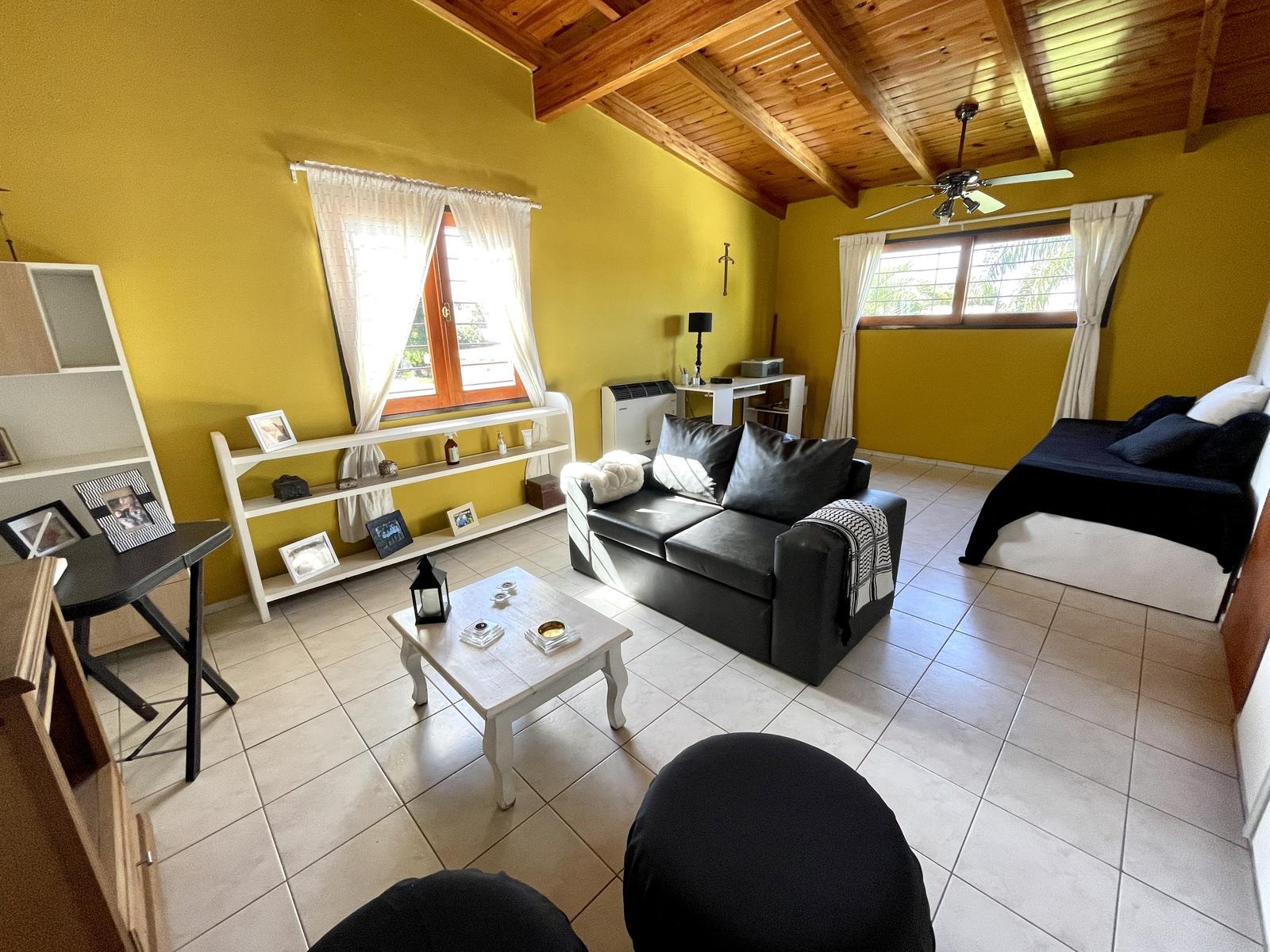 VENDO CASA 4 DORMITORIOS MAS ESCRITORIO. COCHERA PARA 2 AUTOS