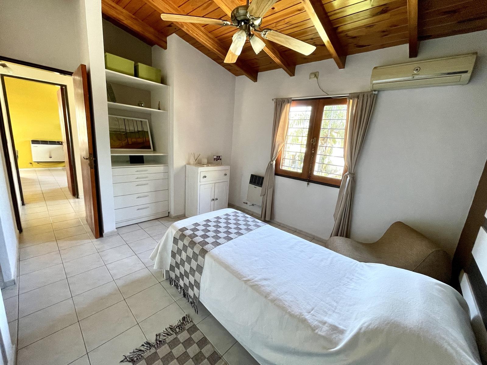 VENDO CASA 4 DORMITORIOS MAS ESCRITORIO. COCHERA PARA 2 AUTOS