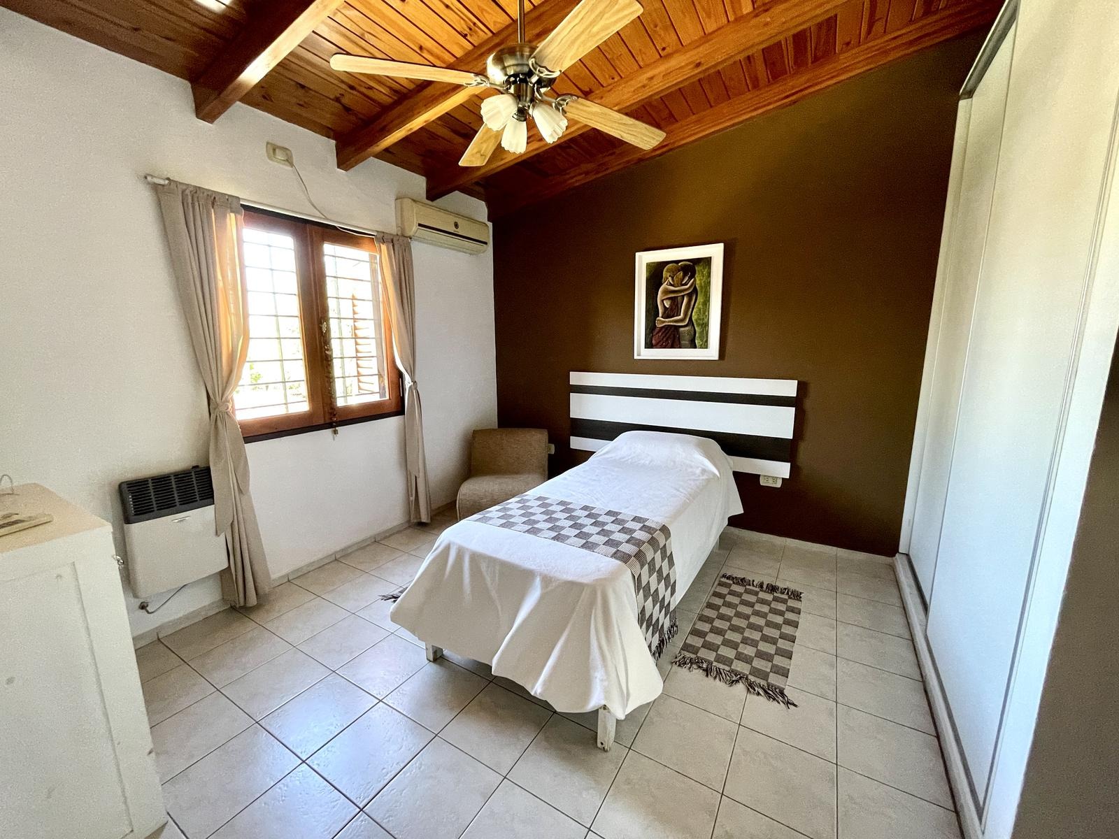 VENDO CASA 4 DORMITORIOS MAS ESCRITORIO. COCHERA PARA 2 AUTOS