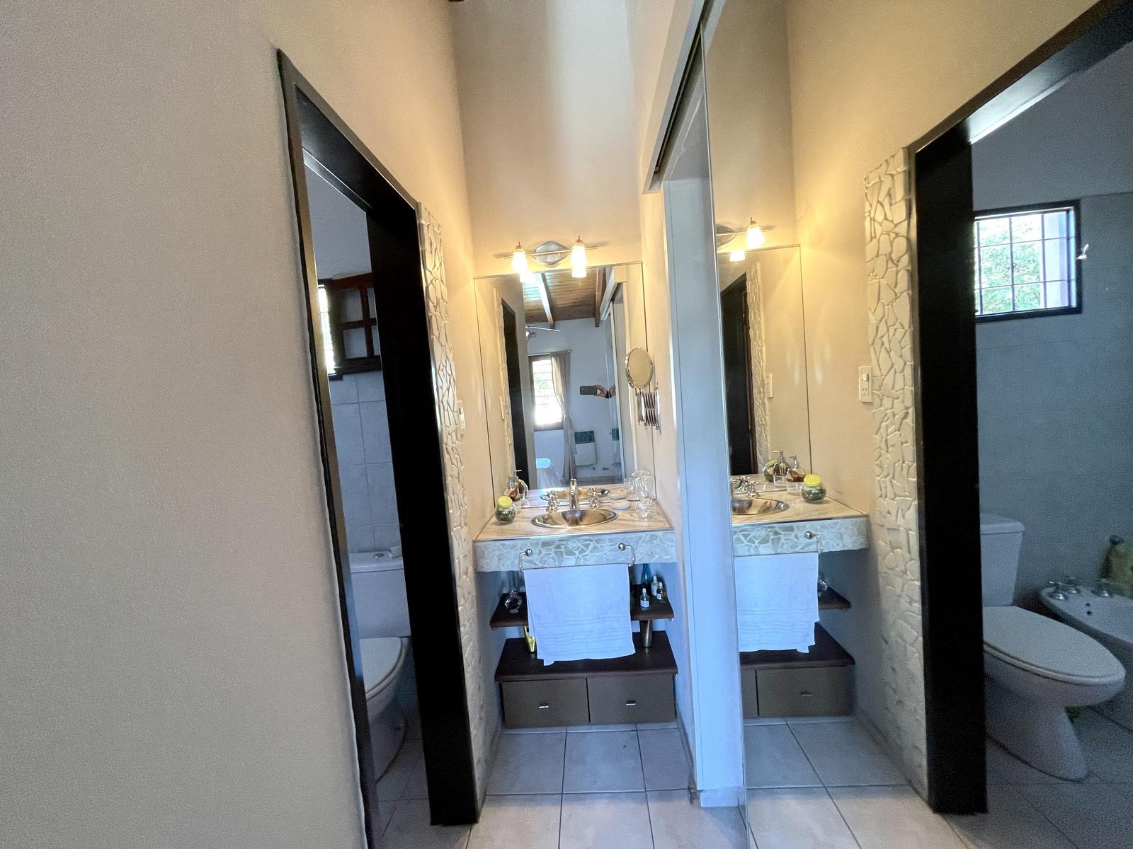 VENDO CASA 4 DORMITORIOS MAS ESCRITORIO. COCHERA PARA 2 AUTOS