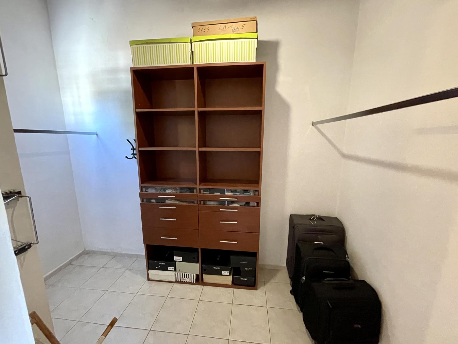 VENDO CASA 4 DORMITORIOS MAS ESCRITORIO. COCHERA PARA 2 AUTOS