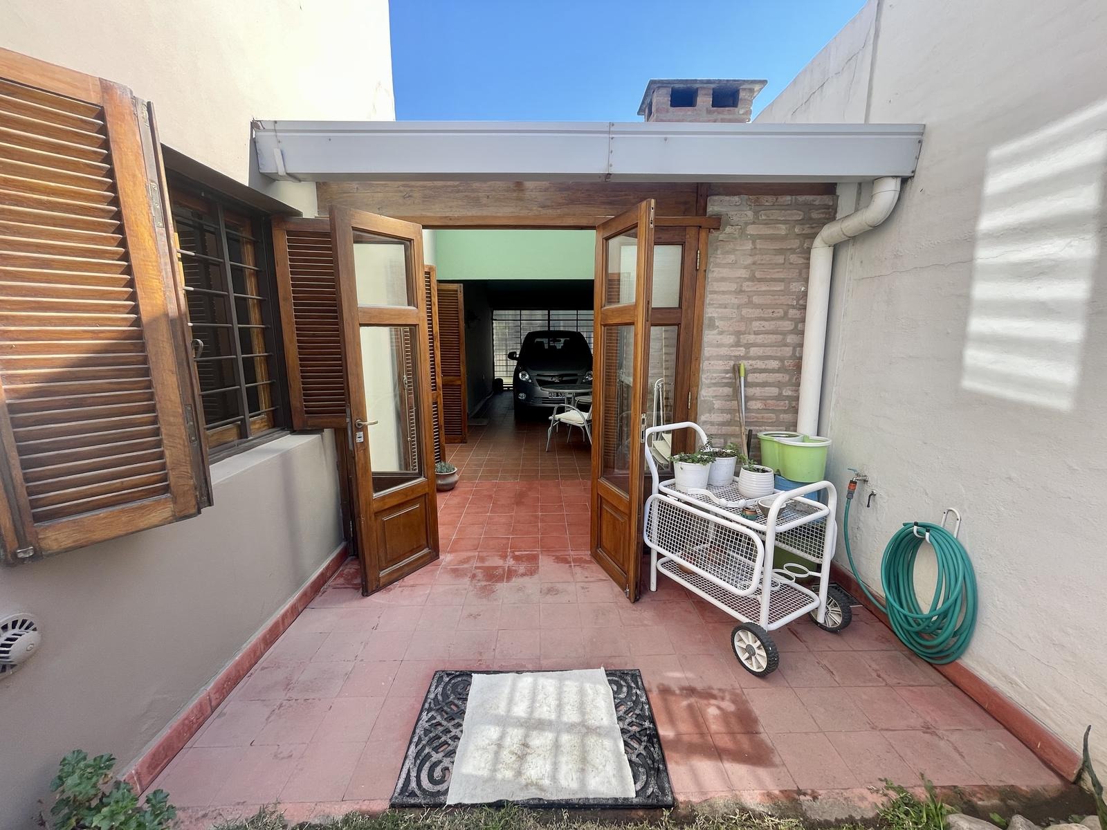 VENDO CASA 4 DORMITORIOS MAS ESCRITORIO. COCHERA PARA 2 AUTOS