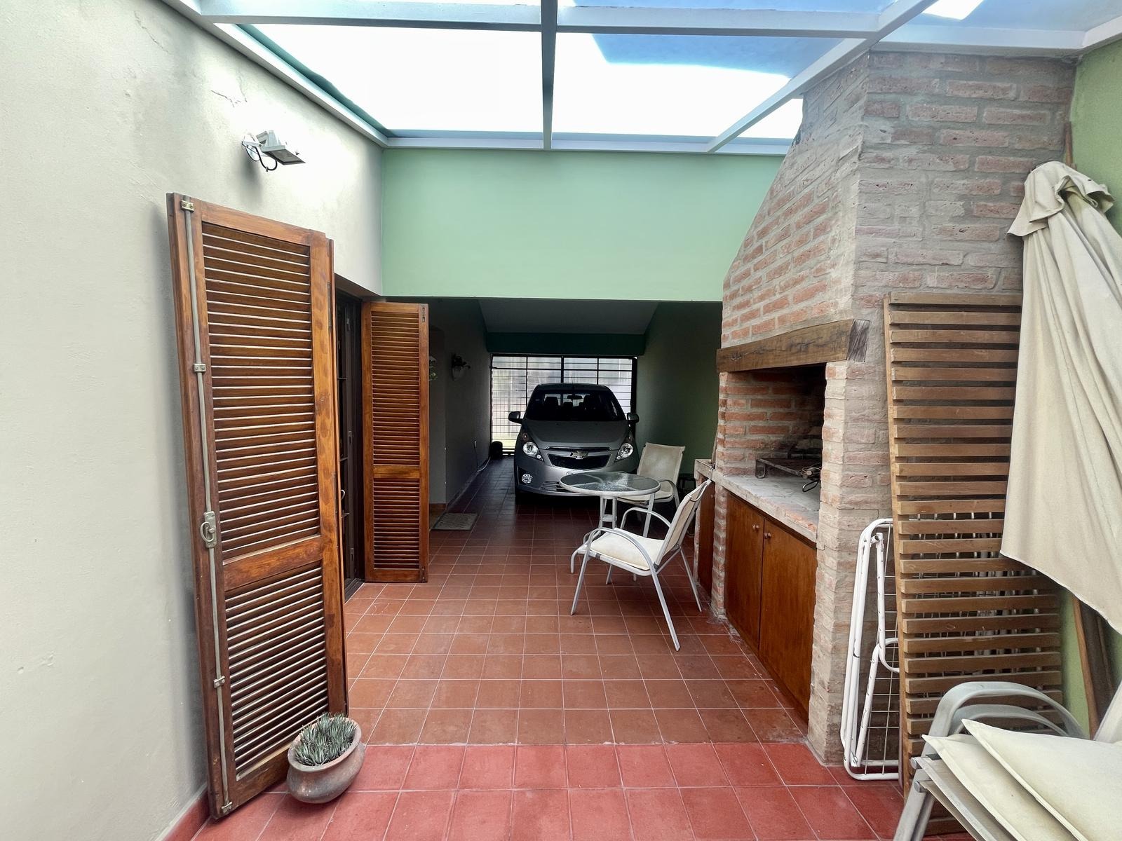 VENDO CASA 4 DORMITORIOS MAS ESCRITORIO. COCHERA PARA 2 AUTOS