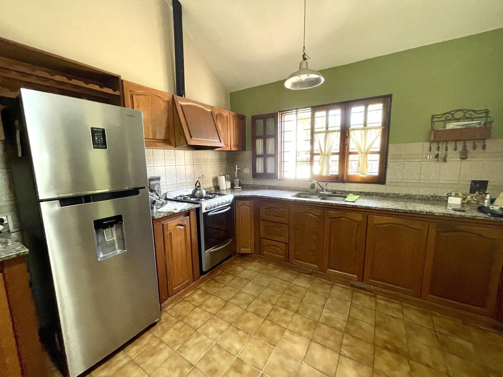 VENDO CASA 4 DORMITORIOS MAS ESCRITORIO. COCHERA PARA 2 AUTOS