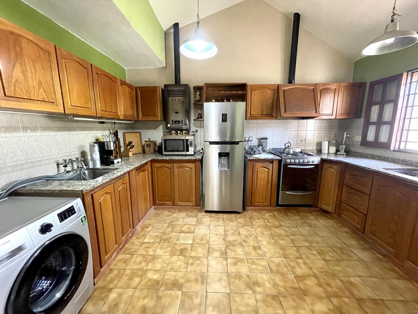 VENDO CASA 4 DORMITORIOS MAS ESCRITORIO. COCHERA PARA 2 AUTOS