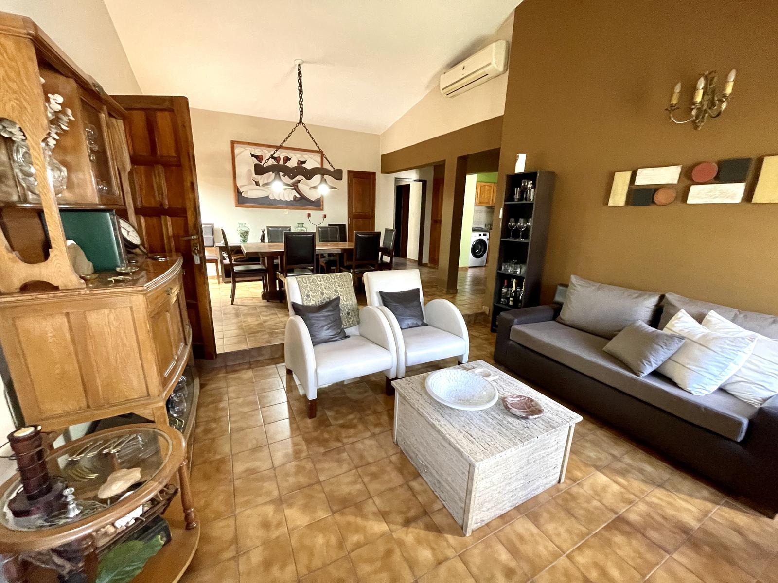 VENDO CASA 4 DORMITORIOS MAS ESCRITORIO. COCHERA PARA 2 AUTOS