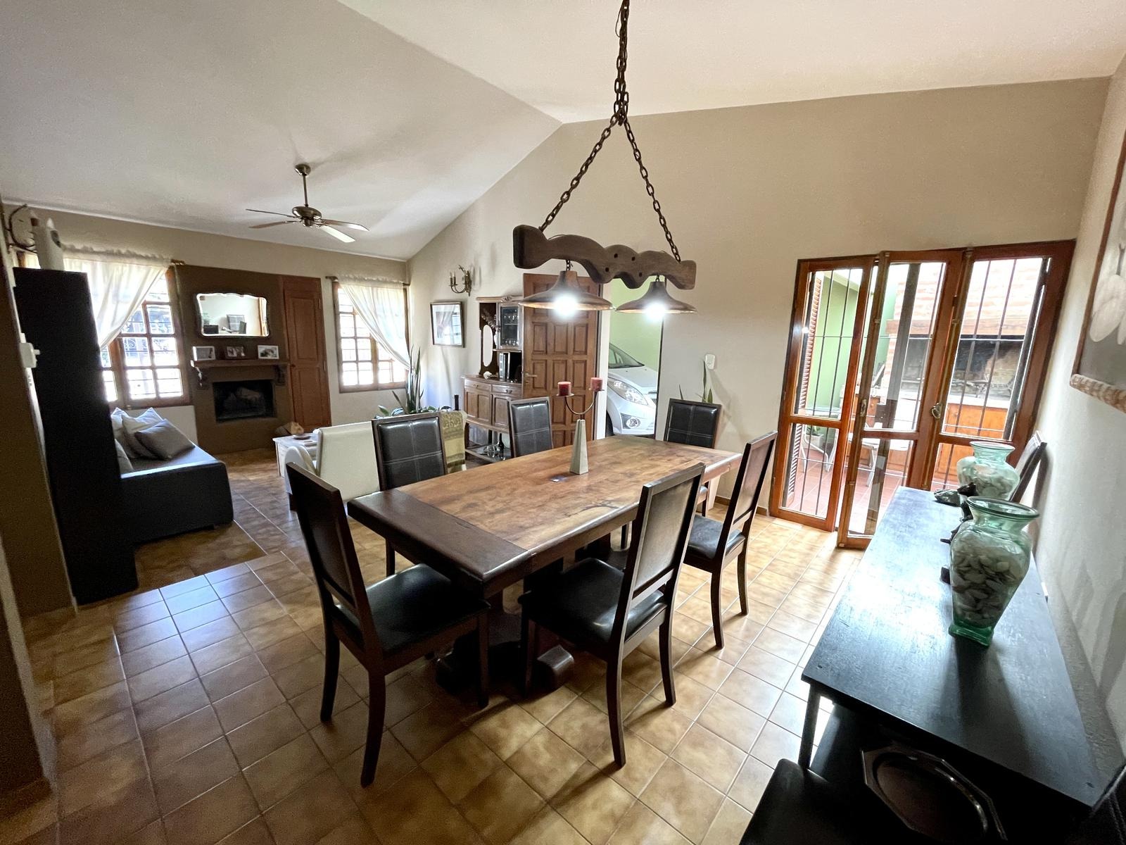 VENDO CASA 4 DORMITORIOS MAS ESCRITORIO. COCHERA PARA 2 AUTOS