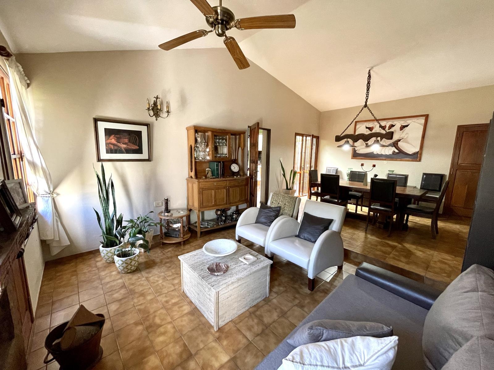 VENDO CASA 4 DORMITORIOS MAS ESCRITORIO. COCHERA PARA 2 AUTOS