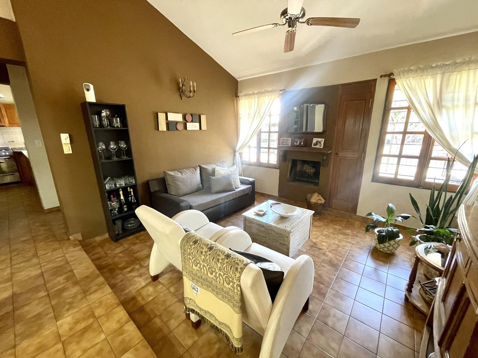 VENDO CASA 4 DORMITORIOS MAS ESCRITORIO. COCHERA PARA 2 AUTOS