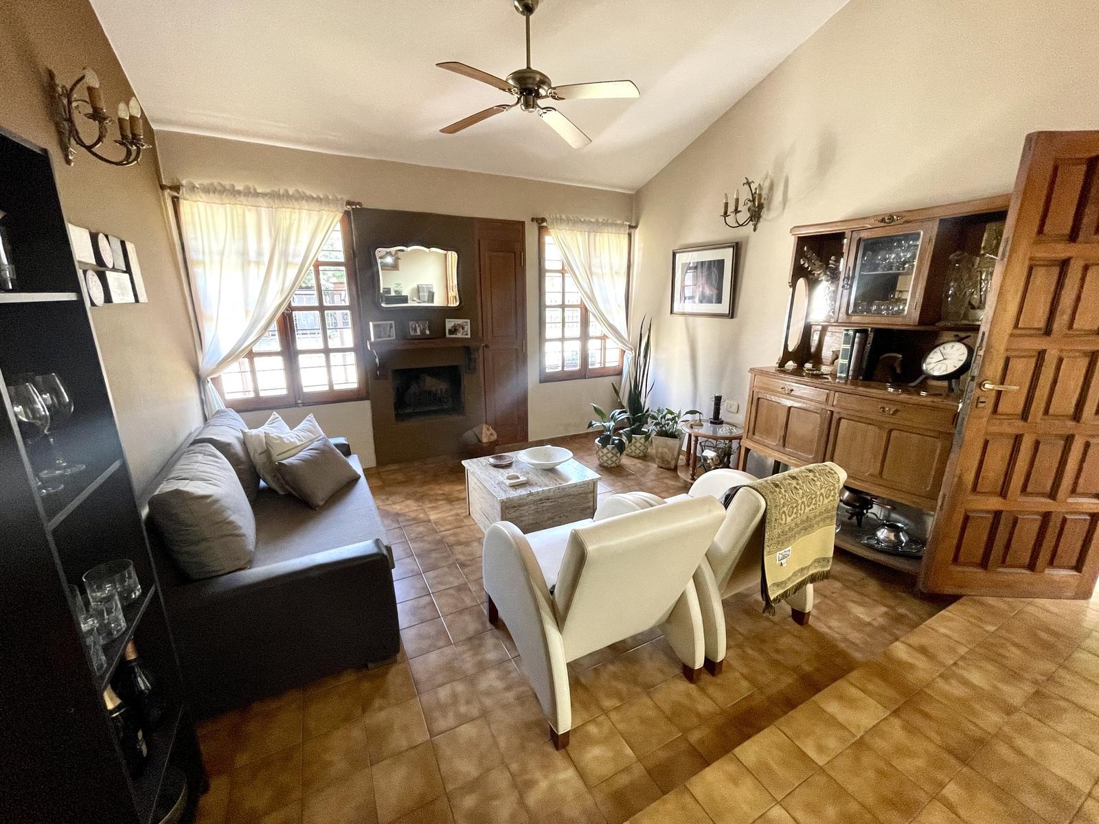 VENDO CASA 4 DORMITORIOS MAS ESCRITORIO. COCHERA PARA 2 AUTOS