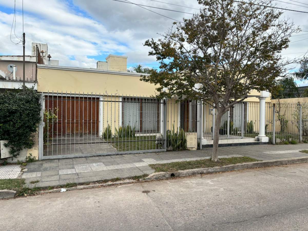 CASA EN VENTA 3 HABITACIONES, CERRO DE LAS ROSAS, ZONA COMERCIAL.