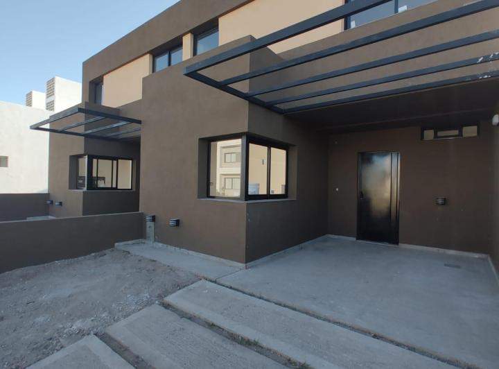 DUPLEX DE CATEGORIA EN VENTA - PRADOS DE MANATIALES - 3 DORMITORIOS 2 BAÑOS