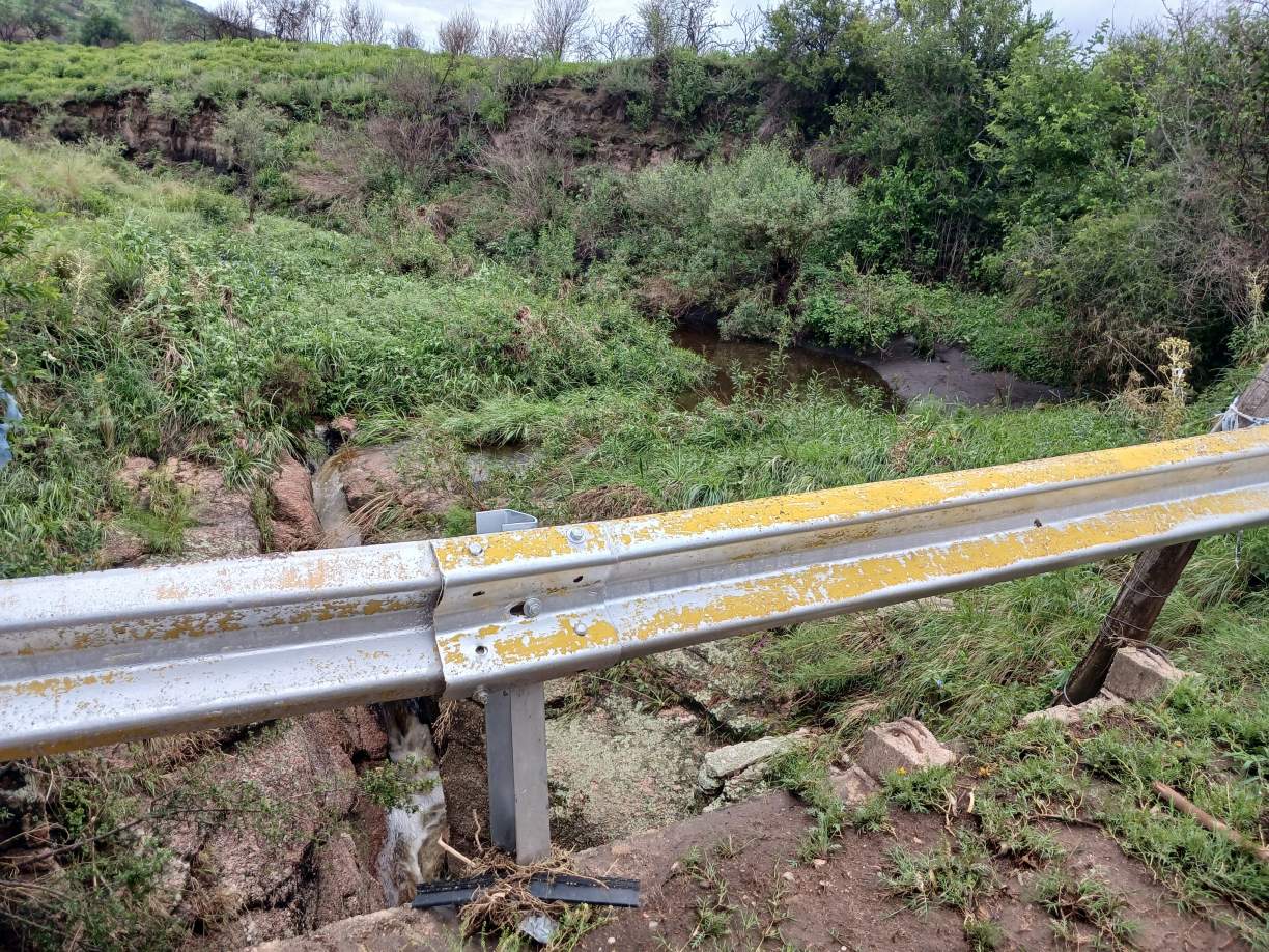 14HAS CON ARROYO SOBRE CALLE