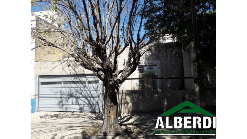 CASA DE 3 DORM. EN VENTA A DOS CUADRAS DE AV. COLON