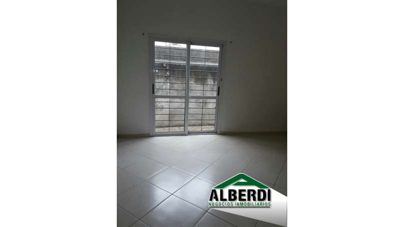 CASA DE 3 DORM. EN VENTA A DOS CUADRAS DE AV. COLON