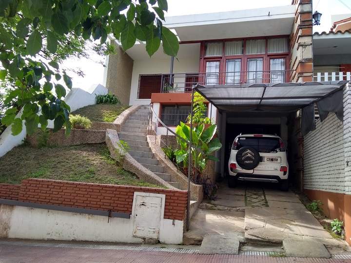 Casa en venta en Gral Paz - 3 niveles-4dor-pileta- Escritura
