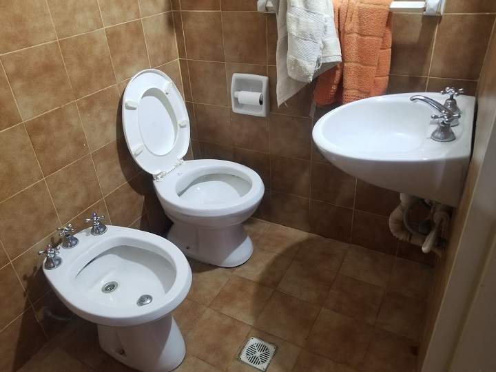 Dpto en Nueva Córdoba a mts del Buen Pastor. 2 dor-escritorio