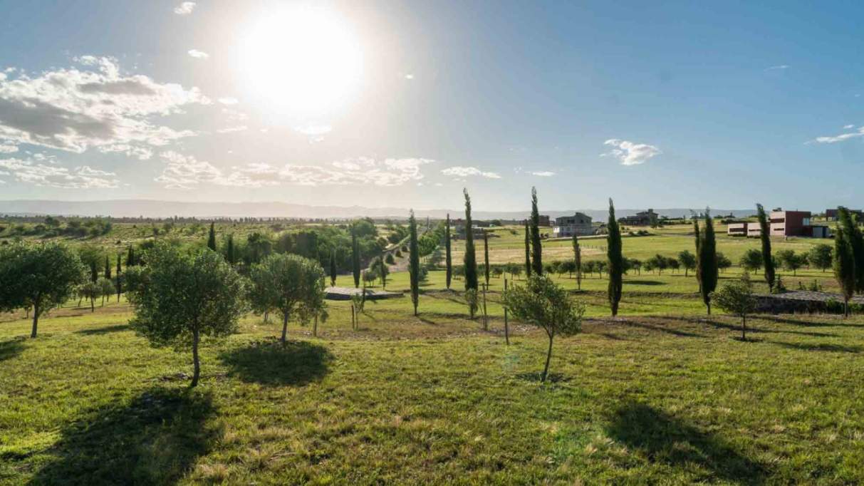 ALTOS DEL CORRAL LOTE CENTRAL CON VISTA AL LAGO Y A LAS SIERRAS