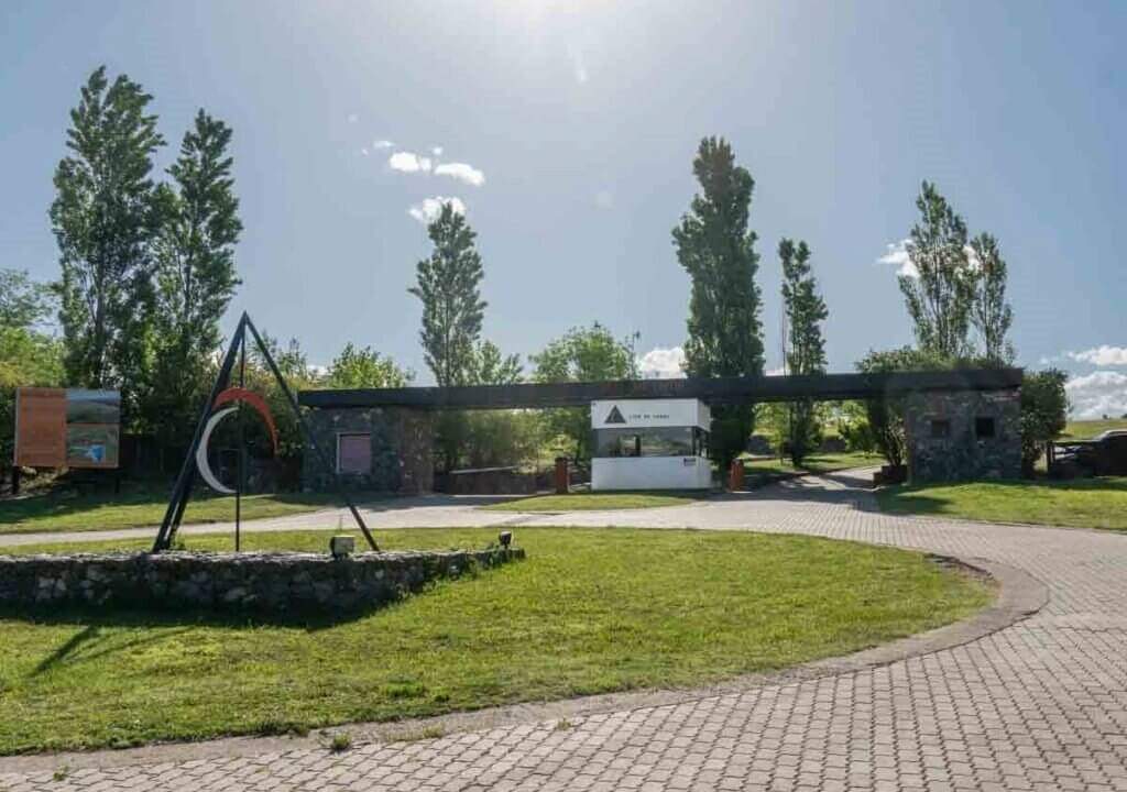 ALTOS DEL CORRAL LOTE CENTRAL CON VISTA AL LAGO Y A LAS SIERRAS