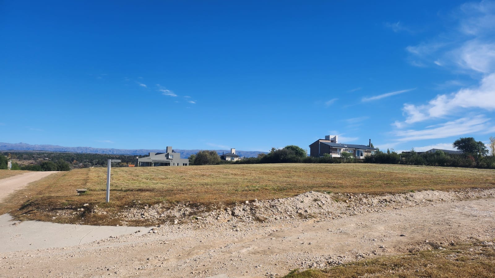 ALTOS DEL CORRAL LOTE CENTRAL CON VISTA AL LAGO Y A LAS SIERRAS