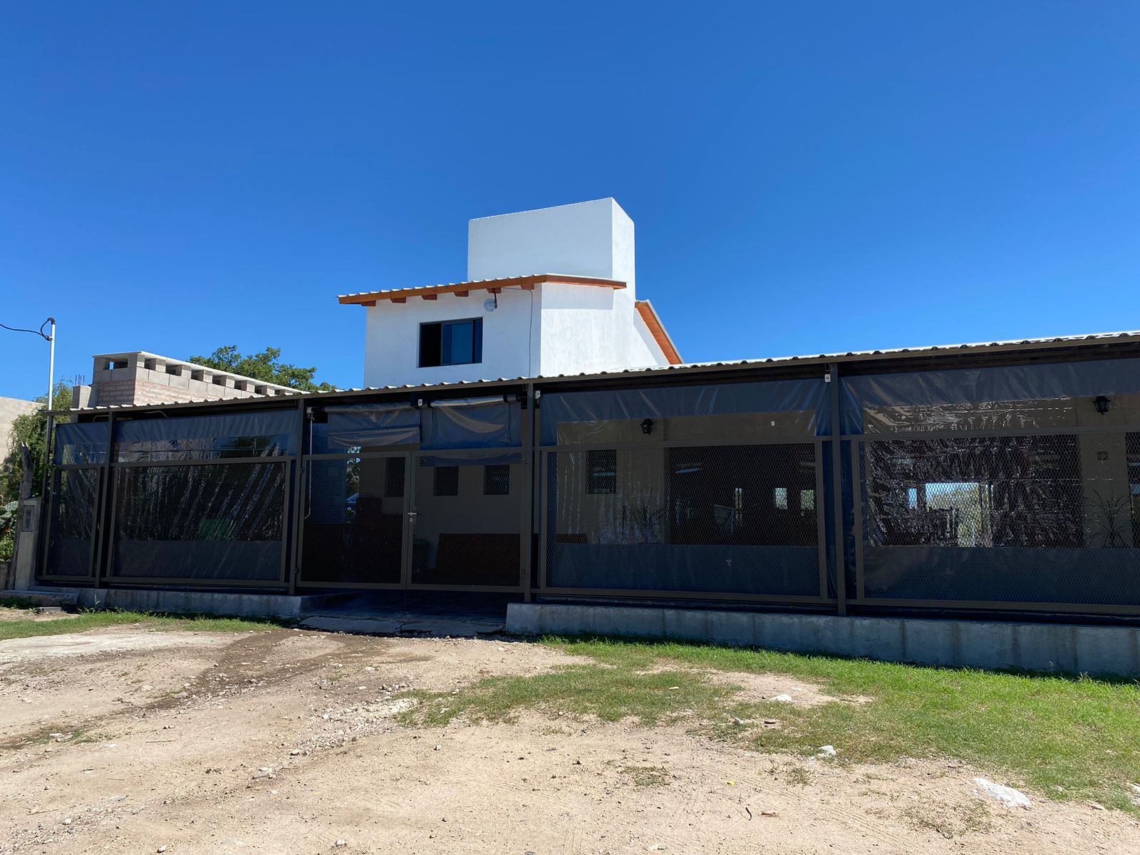 se vende propiedad con fondo comercio de Parrilla estilo campo y cancha de futbol.