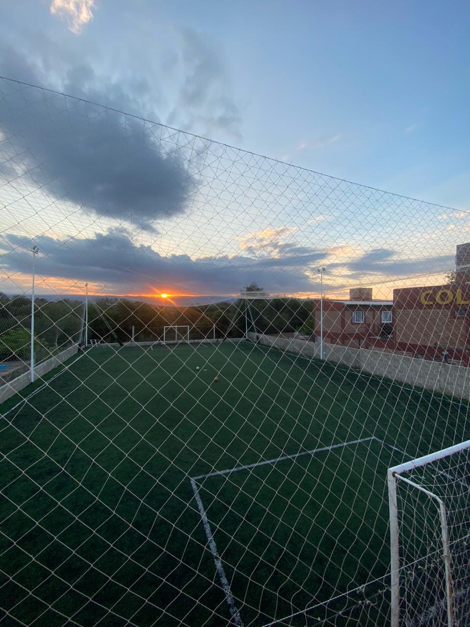 se vende propiedad con fondo comercio de Parrilla estilo campo y cancha de futbol.