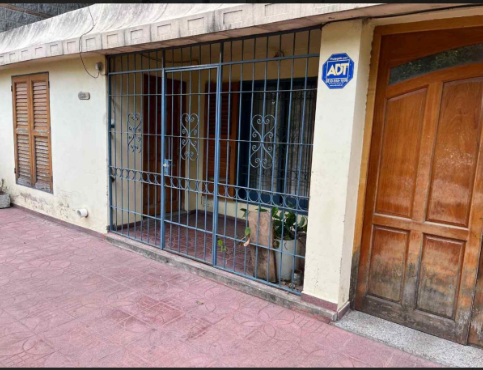 Casa en Venta! OPORTUNIDAD INVERSIONISTAS! Se recibe vehículo-escuchamos ofertas!