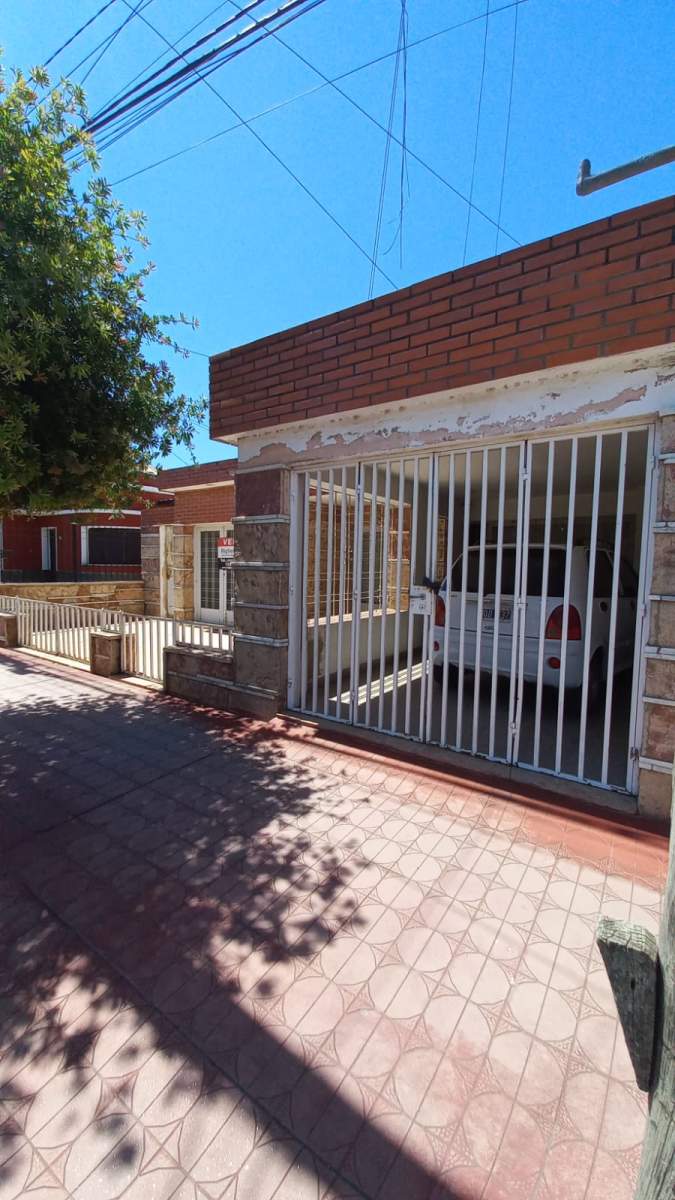 VENTA CASA 2 DORMITORIOS MAS DEPARTAMENTO BARRIO CIUDADELA A METROS DE VELEZ SARSFIELD