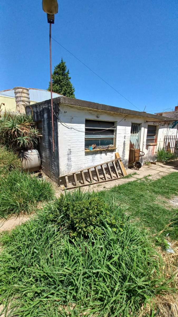 VENTA CASA 2 DORMITORIOS MAS DEPARTAMENTO BARRIO CIUDADELA A METROS DE VELEZ SARSFIELD