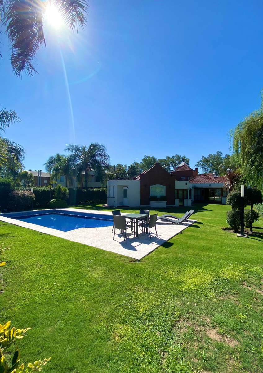 Casa PREMIUM Jockey club Frente al Golf con 4 dorm y piscina