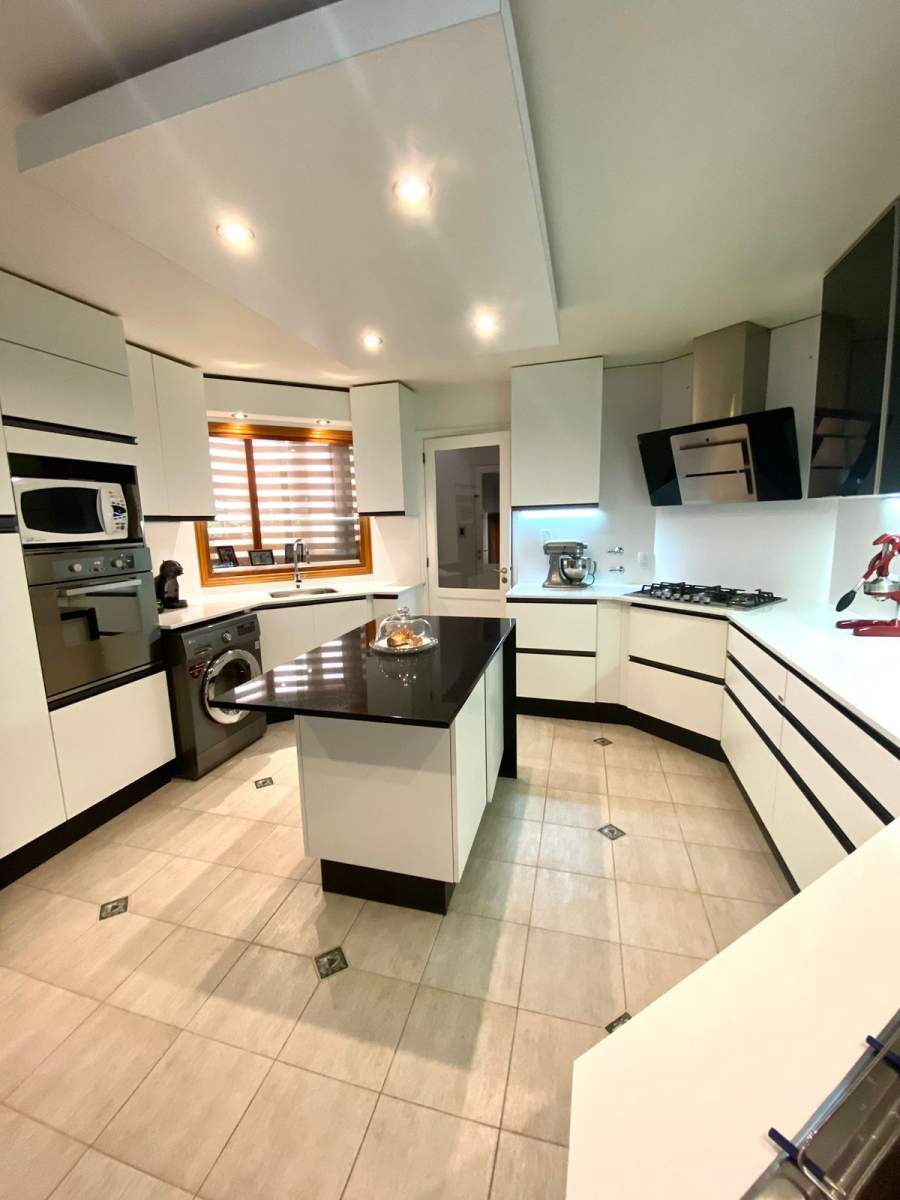 Casa PREMIUM Jockey club Frente al Golf con 4 dorm y piscina