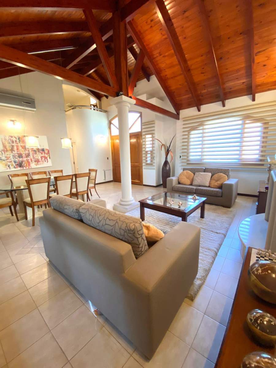 Casa PREMIUM Jockey club Frente al Golf con 4 dorm y piscina