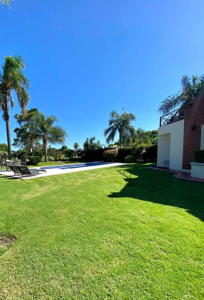 Casa PREMIUM Jockey club Frente al Golf con 4 dorm y piscina