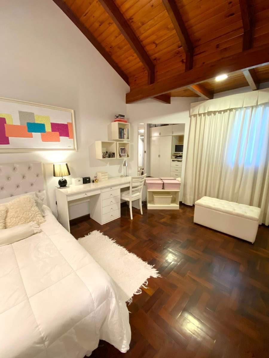 Casa PREMIUM Jockey club Frente al Golf con 4 dorm y piscina