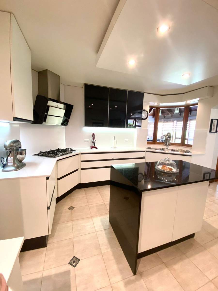 Casa PREMIUM Jockey club Frente al Golf con 4 dorm y piscina