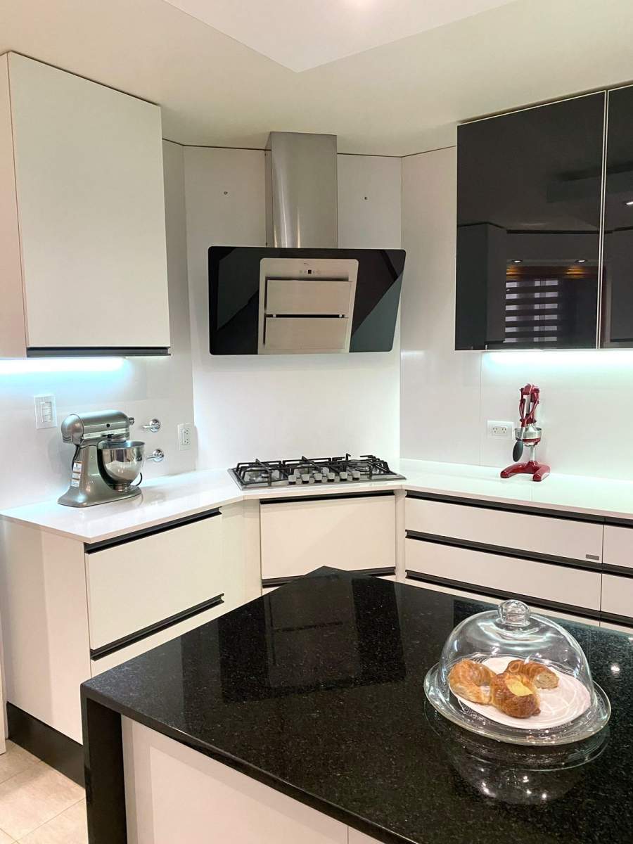 Casa PREMIUM Jockey club Frente al Golf con 4 dorm y piscina