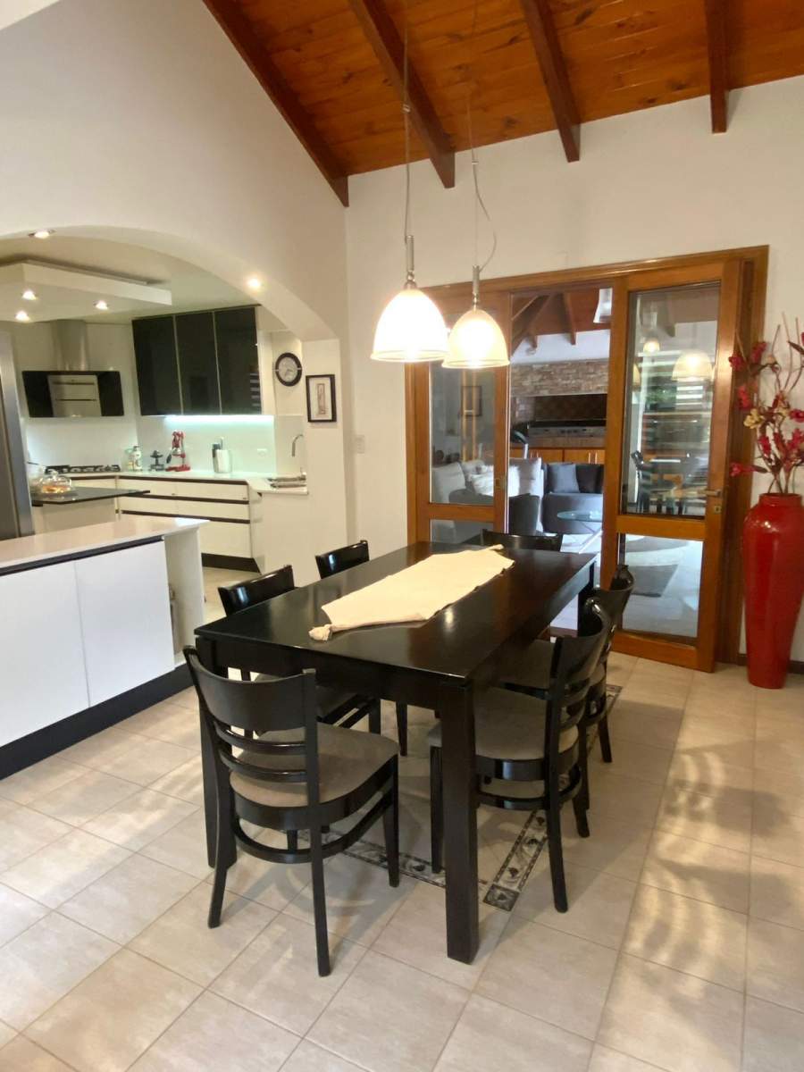 Casa PREMIUM Jockey club Frente al Golf con 4 dorm y piscina