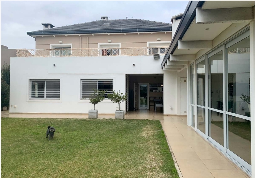 CASA EN VENTA COUNTRY LA SANTINA 4 DORMITORIOS