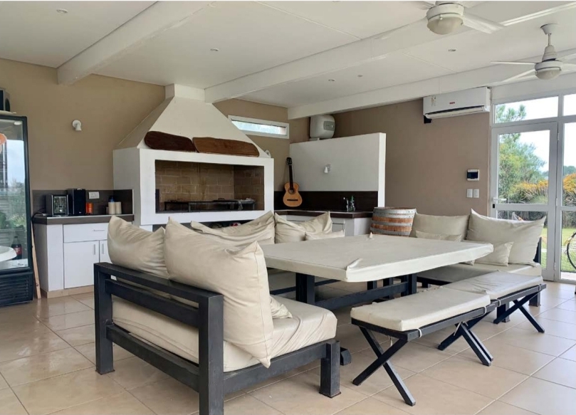 CASA EN VENTA COUNTRY LA SANTINA 4 DORMITORIOS