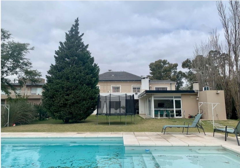 CASA EN VENTA COUNTRY LA SANTINA 4 DORMITORIOS