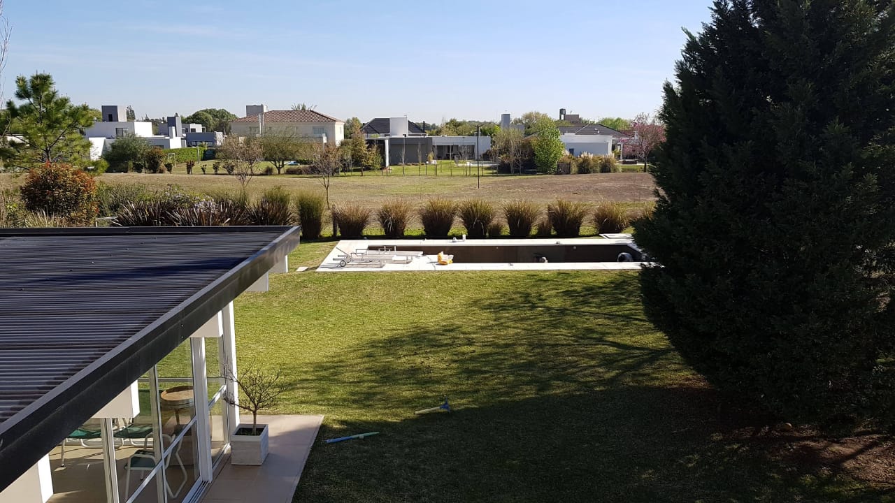 CASA EN VENTA COUNTRY LA SANTINA 4 DORMITORIOS