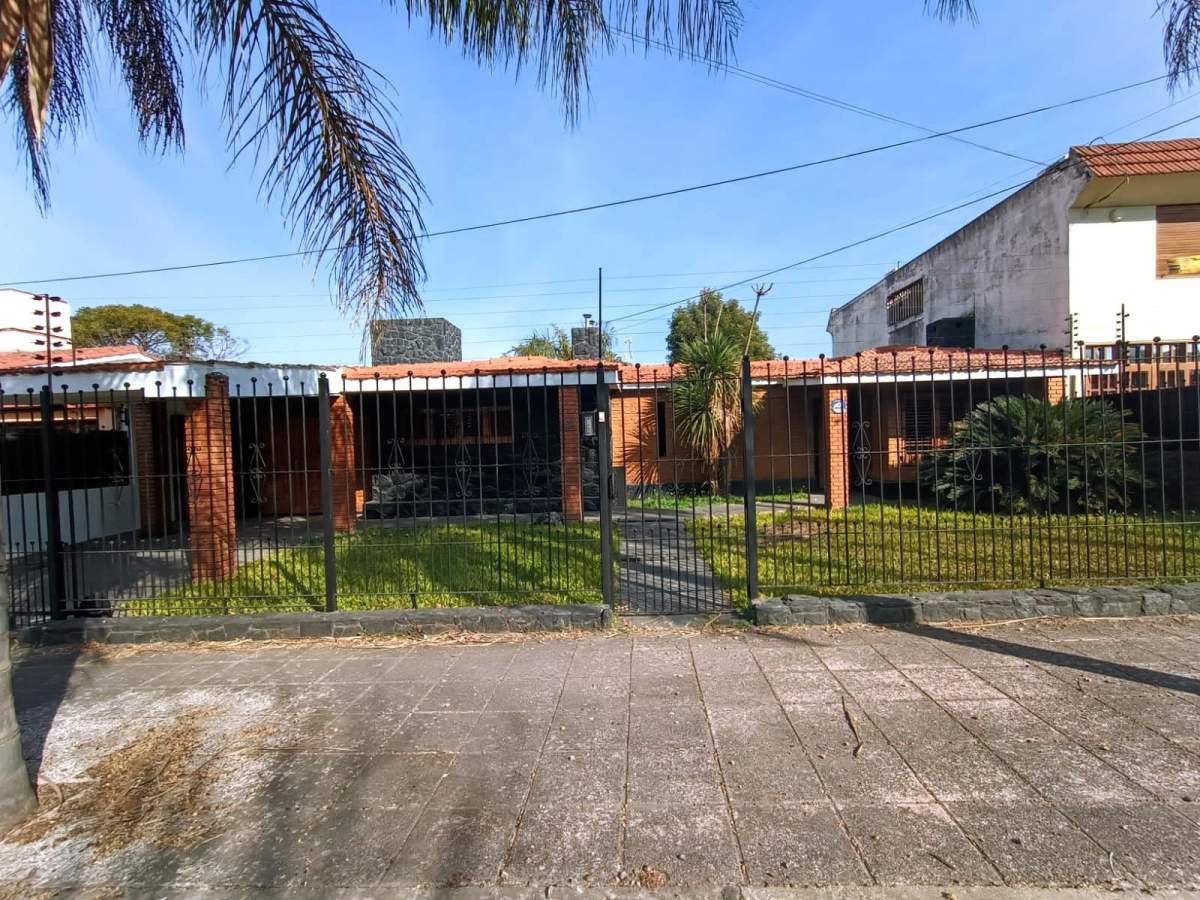 CASA EN VENTA 3 DORMITORIOS GRANJA DE FUNES