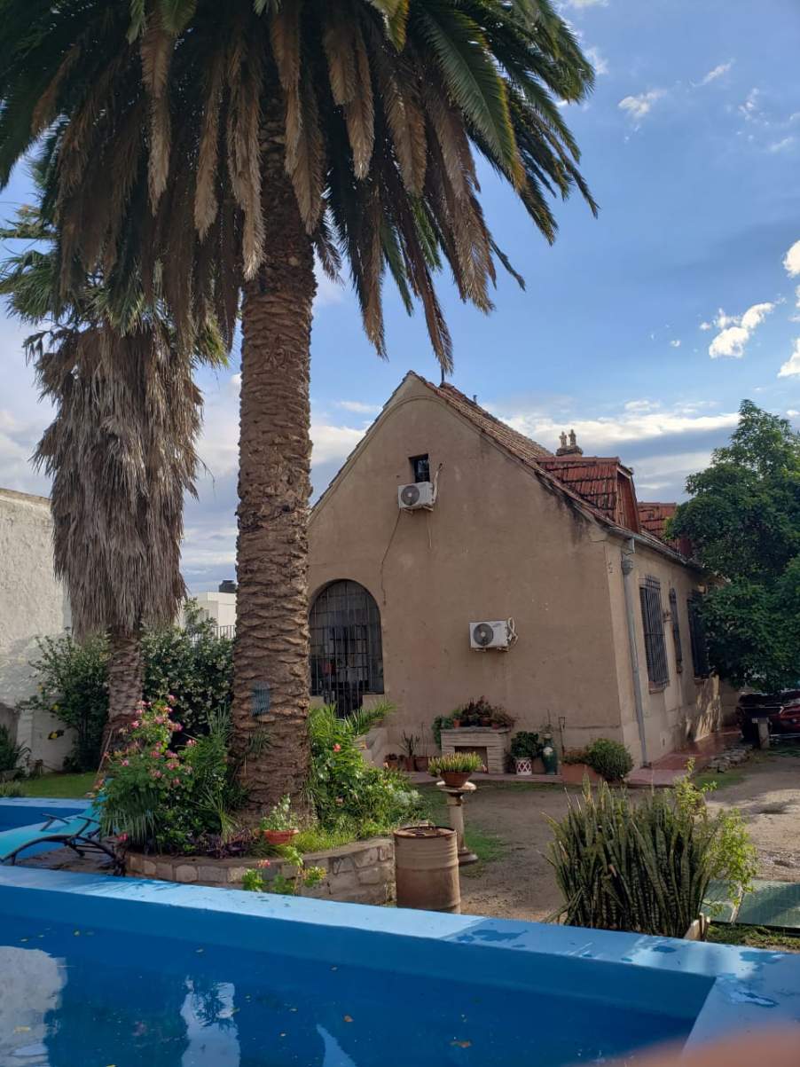 En VENTA excelente Chalet en barrio Colón, conservada con exquisito gusto